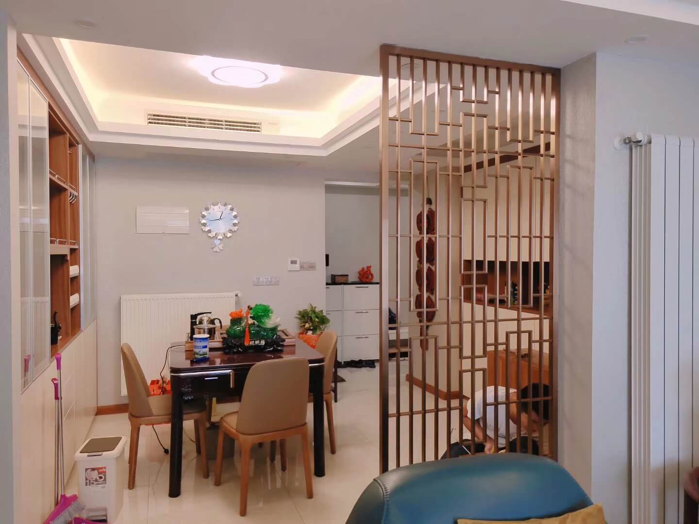 A partition can create an ideal dining environment of your own. Have you understood that?