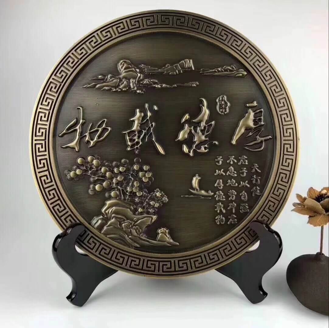 Round aluminum sculpture ornament