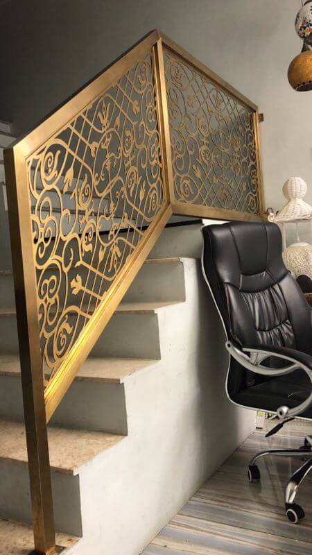 Stainless steel screen partition